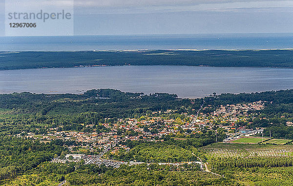 Frankreich  Gironde  Medoc bleu (Campingplatz)  Luftaufnahme des Sees und des Dorfes Lacanau  im Hintergrund der Atlantik