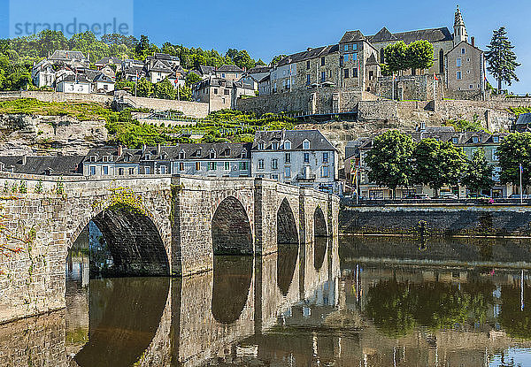 Frankreich  Dordogne  Terrasson-Lavilledieu  alte Brücke über die Vezere und Abteikirche von Saint Sour