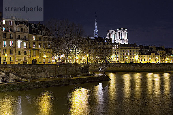 Frankreich  Paris  an einem Winterabend  im Vordergrund: ile Saint-Louis  im Hintergrund: ile de la Cite  mit Notre-Dame.