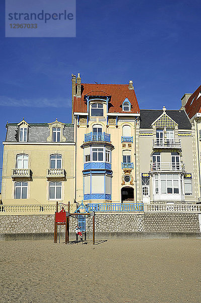 Frankreich  Region Hauts de France  Departement Pas de Calais  Küstenstadt Wimereux  Gebäude an der Strandpromenade  Opalküste.