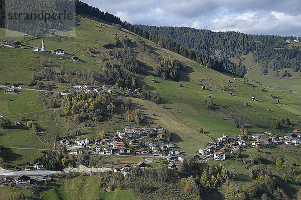 Österreich  Tirol  Sellraintal Dorf St. Quirin  Blick auf die mit Häusern übersäten Almen