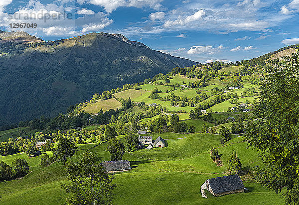 Frankreich  Pyrenäen-Nationalpark  Region Okzitanien  Val d'Azun  Ouzoum-Tal bei Arbeost  Scheunen