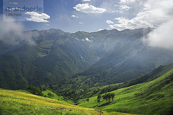 Frankreich  Ariege  Blick auf das Angouls-Tal vom Gipfel des Fonta