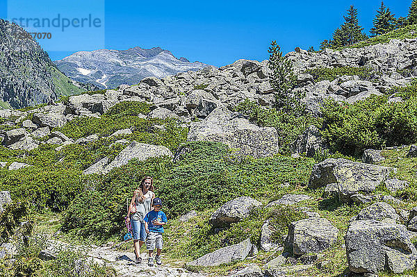 Frankreich  Pyrenäen-Nationalpark  Region Okzitanien  Val d'Azun  6-jähriger Junge und seine Mutter auf einem Weg im Tal des Gab d'Arrens (der Name bezieht sich auf reißende Flüsse  im Westen der Pyrenäen)