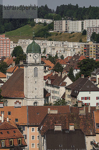 Schweiz  Kanton Neuchatel  Stadtzentrum von La-Chaux-de-Fonds von der Spitze des Espacecite-Turms