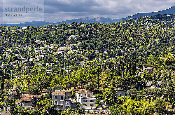 Frankreich  Provence-Alpes-Cote-d'Azur  Alpes-Maritimes  Gesamtansicht von Saint-Paul-de-Vence (Plus Beaux Villages de France  Liste der als les plus beaux (die schönsten) Dörfer Frankreichs bezeichneten Orte)