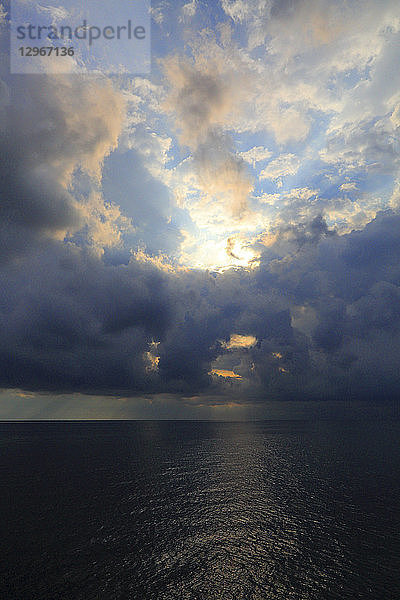 Meer und graue Wolken