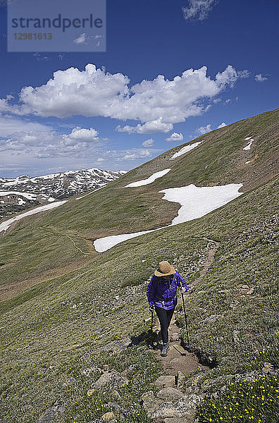 Frau beim Wandern in den Bergen von Loveland Pass  Colorado