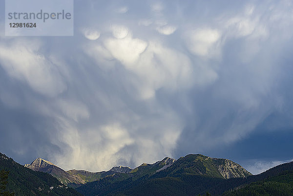 Wolken über den Bergen in Marble  Colorado