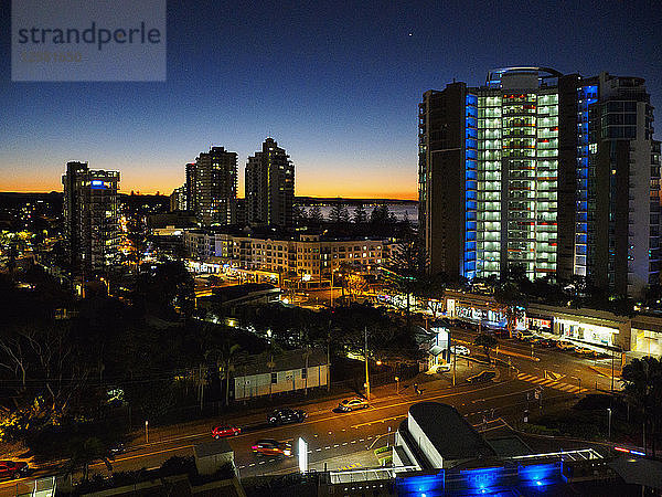 Gebäude bei Nacht in Coolangata  Australien
