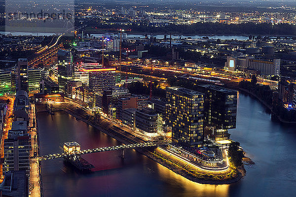 Luftaufnahme von Düsseldorf bei Nacht in Deutschland