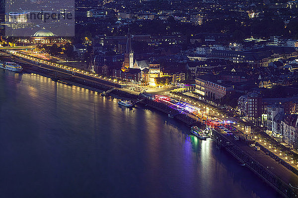 Luftaufnahme von Düsseldorf bei Nacht in Deutschland