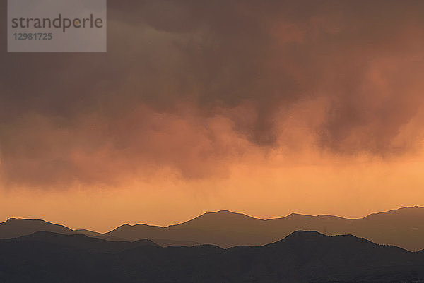 Entfernte Waldbrände und Berge bei Sonnenuntergang in Denver  Colorado