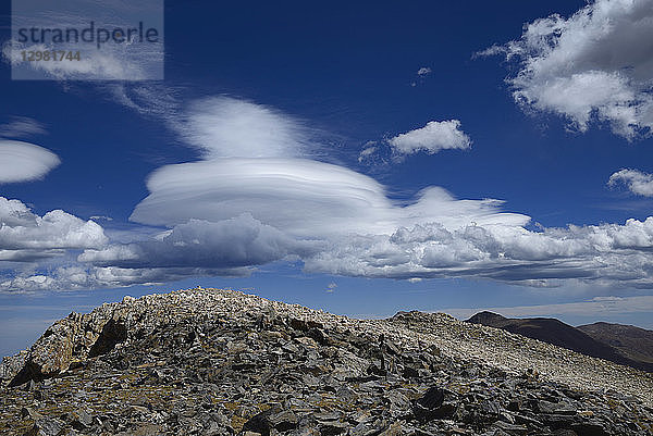 Wolken über dem Square Top Mountain in Colorado