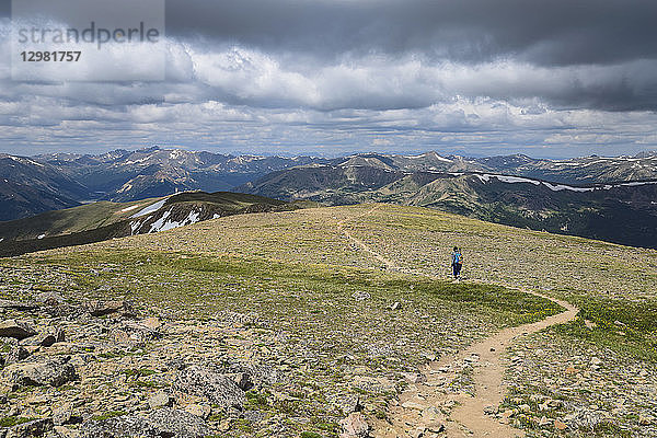 Frau beim Wandern auf dem Berthoud Pass Trail in Colorado