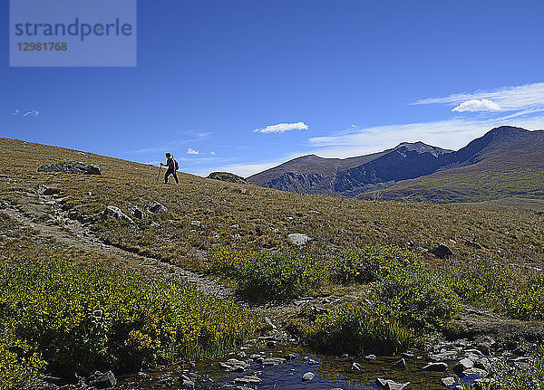 Frau beim Wandern auf dem Square Top Mountain in Colorado