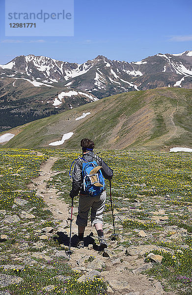 Frau beim Wandern am Loveland Pass  Colorado