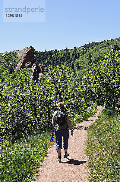 Frau beim Wandern im Roxborough State Park  Colorado