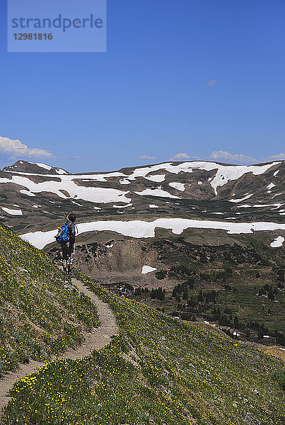 Frau betrachtet die Aussicht beim Wandern auf dem Loveland Pass  Colorado