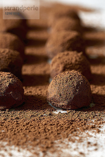 Schokoladentrüffel mit Kakaopulver