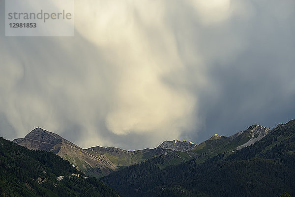 Wolken über den Bergen in Marble  Colorado