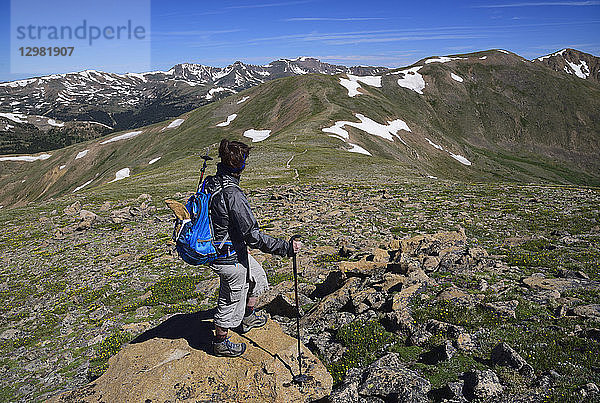 Frau betrachtet die Aussicht beim Wandern am Loveland Pass  Colorado