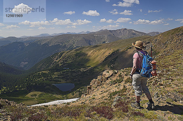 Frau betrachtet die Aussicht beim Wandern auf dem Mount Flora  Colorado