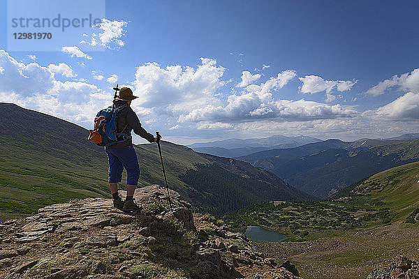 Frau bewundert die Aussicht beim Wandern auf dem Berthoud Pass Trail in Colorado