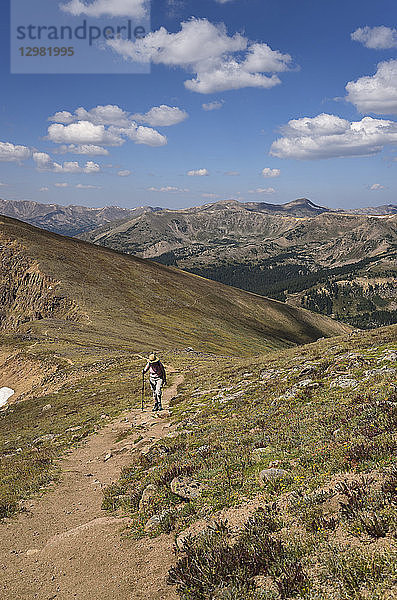 Frau beim Wandern auf dem Mount Flora in Colorado
