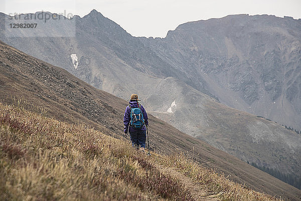 Frau beim Wandern am Loveland Pass  Colorado