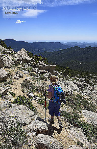 Frau beim Wandern im Mount Evans Recreational Area  Colorado
