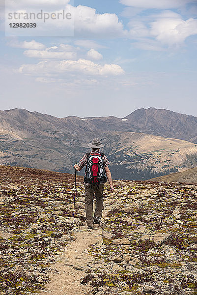 Frau beim Wandern am Loveland Pass  Colorado