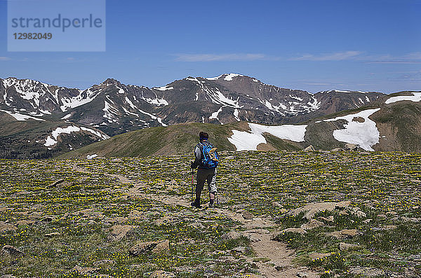 Frau beim Wandern in den Bergen von Loveland Pass  Colorado