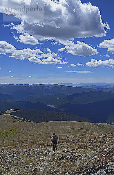 Frau beim Wandern auf dem Square Top Mountain in Colorado