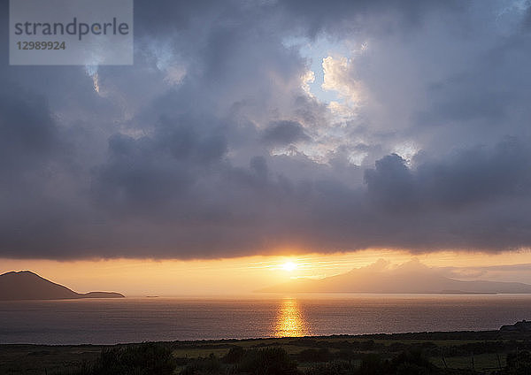 Sonnenuntergang hinter Gewitterwolken  Irland