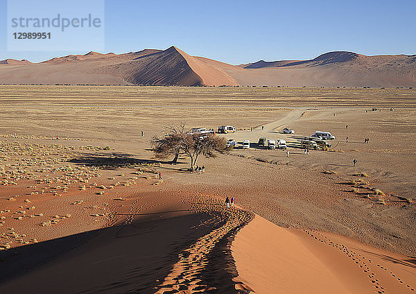 Touristenparkplatz an den großen Dünen in Sossusvlei  Namibia