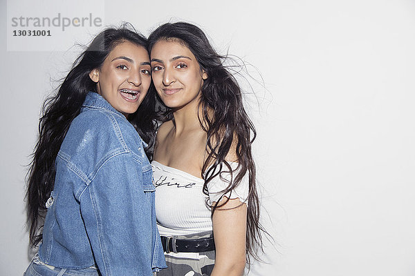 Porträt selbstbewusste Zwillingsschwestern im Teenageralter