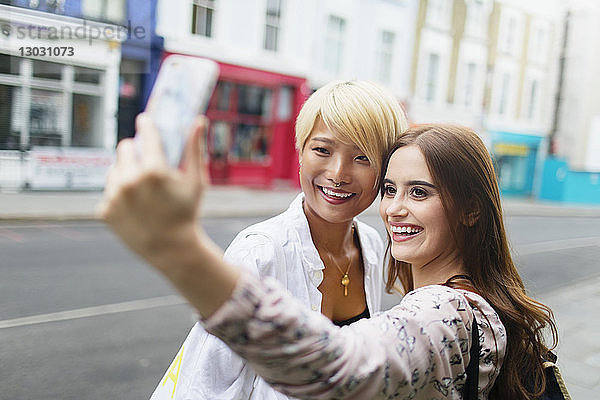 Junge Frauen Freunde nehmen Selfie mit Smartphone auf städtischen Straße