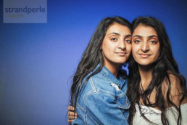 Porträt selbstbewusste Teenager-Zwillingsschwestern  die sich umarmen
