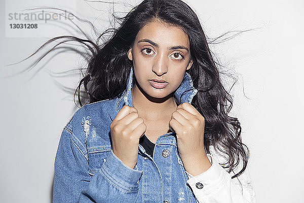 Porträt selbstbewusstes  cooles Teenager-Mädchen in Jeansjacke