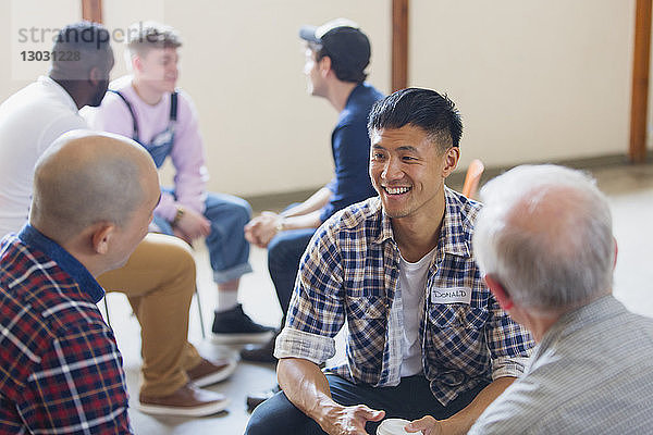 Männer reden und hören in der Gruppentherapie zu
