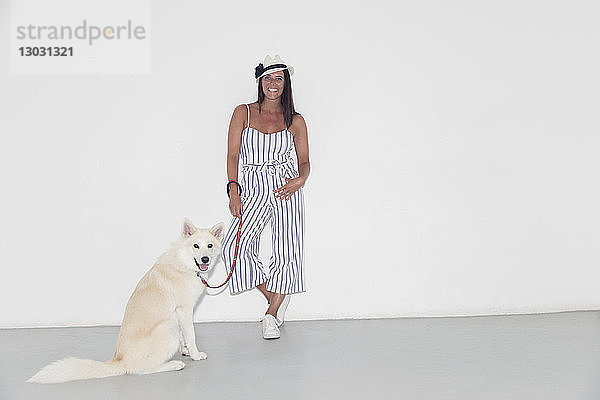 Porträt selbstbewusste Frau mit Hund
