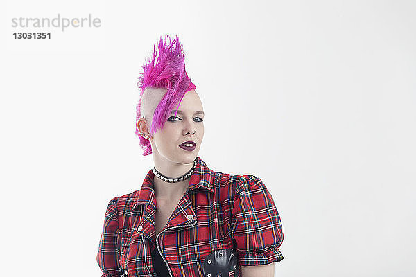 Porträt selbstbewusste junge Frau mit rosa Irokesenschnitt