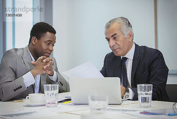 Geschäftsleute besprechen Papierkram in einer Sitzung