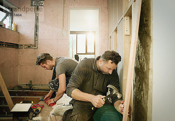 Bauarbeiter  die im Haus arbeiten