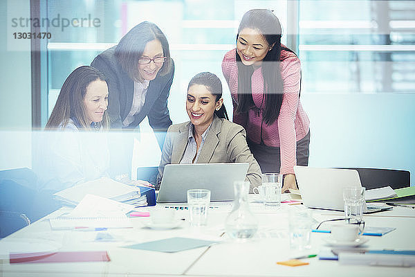 Geschäftsfrauen mit Laptop im Konferenzraum