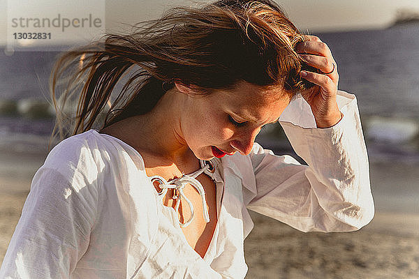 Junge Frau am Strand