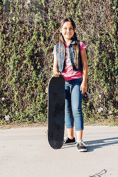 Mädchen mit ihrem Skateboard