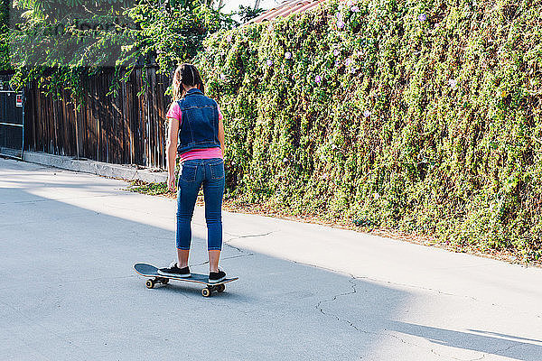 Mädchen auf Skateboard