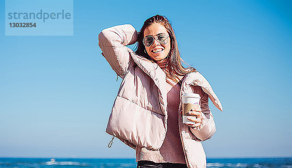 Stilvolle Frau mittleren Alters am Strand vor blauem Himmel  Porträt  Odessa  Odeska Oblast  Ukraine